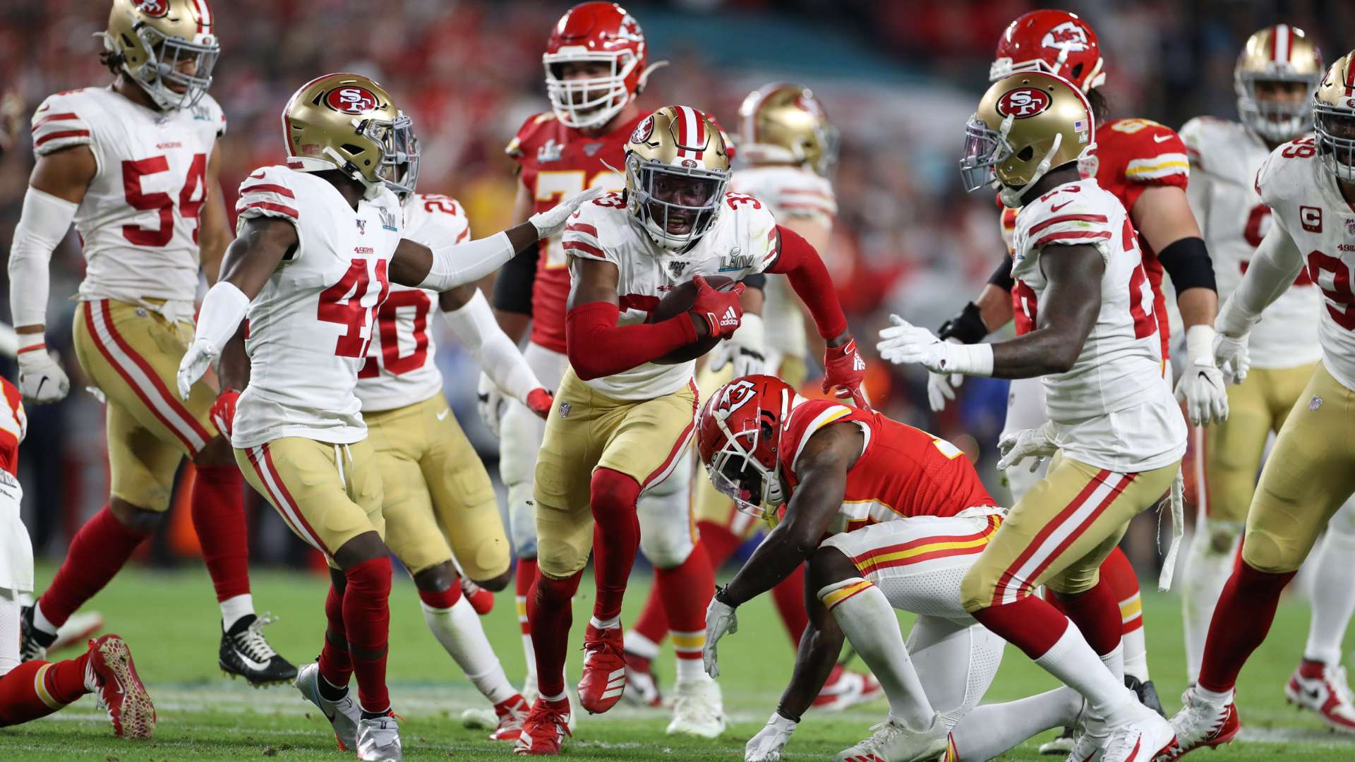 “心脏病都要吓出来了！”上海市中心街区机车深夜“炸街”，沿街居民饱受折磨.